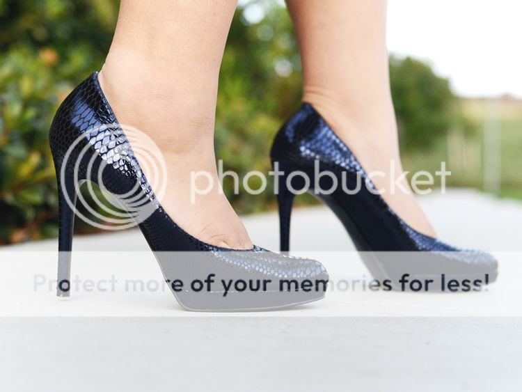 Curvy Girl Chic Plus Size Fashion Blog Enzo Angiolini Navy Snakeskin Pumps