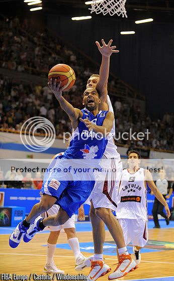 Mais uma belíssima atuação do armador garantiu a França na próxima fase (Foto por FIBA Europe/Castoria/Wiedensohler)