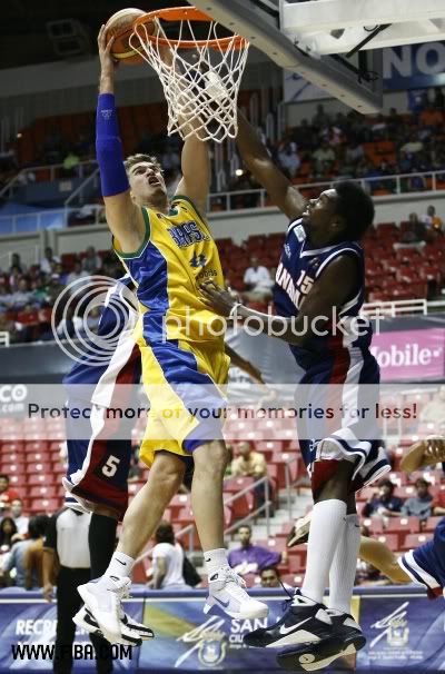 Splitter conseguiu mais uma partida sólida na Copa América (Foto por José Jiménez/FIBA)